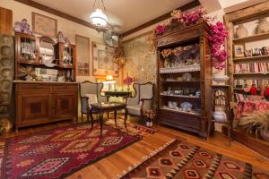 فندق فيدانكا في كالكان: غرفة معيشة مع طاولة وكراسي ورف كتاب