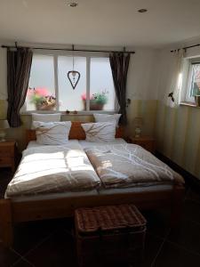 1 cama grande en un dormitorio con ventana en Ferienhaus zum Vogelnest, en Thale