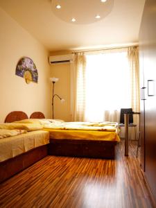 ブダペストにあるTop Apartment Budapestのベッドルーム1室(ベッド2台、窓付)
