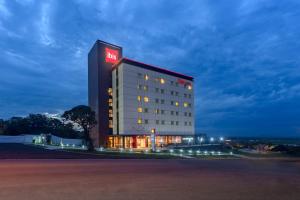 un edificio de hotel con un cartel en él por la noche en ibis Guaiba, en Guaíba