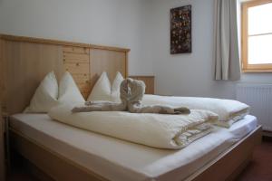 Tempat tidur dalam kamar di Ferienhaus Staudacher