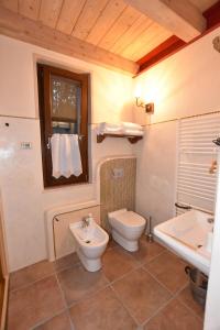een badkamer met een toilet en een wastafel bij Alpuntogiusto in Peveragno