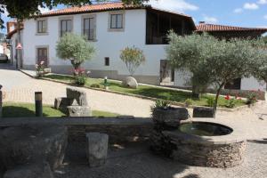 una casa con una fuente en medio de un patio en Agroturismo Casal de Castro en Avantos