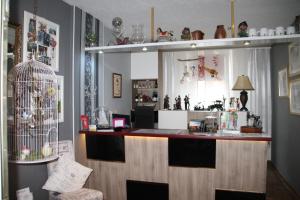 a room with a bar with a bird cage on the wall at Boulevardhotel Sängerstadt - alle Zimmer klimatisiert in Finsterwalde