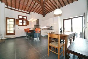 eine Küche mit einem Tisch und Stühlen im Zimmer in der Unterkunft Luxury Villa in Grassina