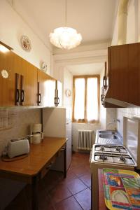 マッカーニョ・スペリオーレにあるVa Pensieroのキッチン(カウンター、コンロ付) 上部オーブン