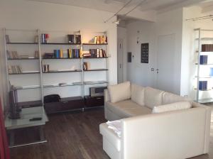 マッカーニョ・スペリオーレにあるCasa Robilioのリビングルーム(白いソファ、本棚付)