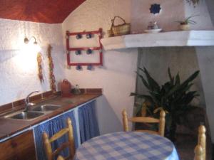 Η κουζίνα ή μικρή κουζίνα στο Eccentric Cave House in Lopera with Terrace