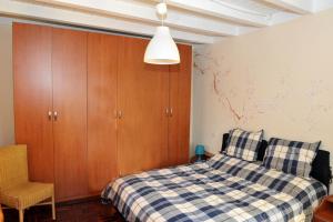 マッカーニョ・スペリオーレにあるAppartamento del Soleのベッドルーム1室(ベッド1台付)、壁に地図が備わります。