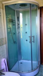 y baño con ducha y puerta de cristal. en Casa Mariarosa, en Maccagno Inferiore