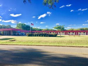 Un edificio rojo con una bandera delante. en Rock City Motel, en Minneapolis