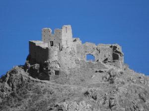 un vieux château au sommet d'une montagne dans l'établissement La Dimora di Dioniso, à Fiumedinisi