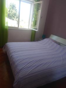 Rúm í herbergi á Apartman Adrian I David