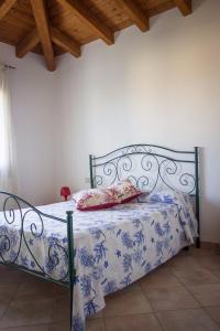 ブドーニにあるResidence L'Uddastruのベッドルーム1室(青と白の毛布付きのベッド1台付)