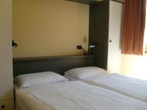 two beds sitting next to each other in a bedroom at Baita Fetaplana in Livigno