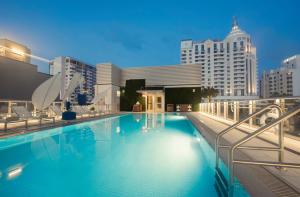 Kolam renang di atau dekat dengan Iberostar Waves Berkeley Shore