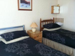 Katil atau katil-katil dalam bilik di Aberdeen Guest House