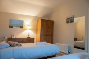 A bed or beds in a room at Finn Cottage