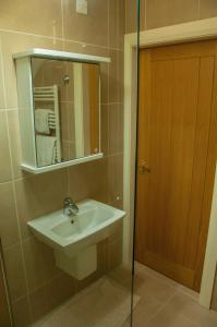 ein Badezimmer mit Waschbecken und Spiegel in der Unterkunft Finn Cottage in Strabane + 30 Fotos