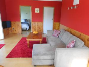 un soggiorno con un divano e un tavolo di Relax a Lodge a Kerikeri
