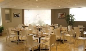 une salle à manger avec des tables et des chaises blanches dans l'établissement Hotel San Remo, à Lima