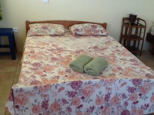 Una cama con dos almohadas encima. en Pension Turiroa " Chez Olga" en Avatoru