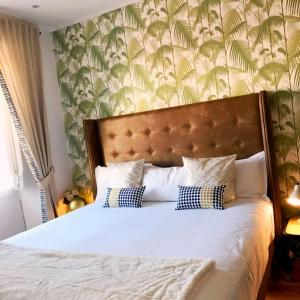sypialnia z dużym łóżkiem z niebiesko-białymi poduszkami w obiekcie Your Home in Bairro Alto w Lizbonie