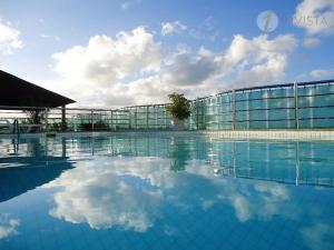 若昂佩索阿Manaira Flat的一个大型游泳池，背景是一栋建筑