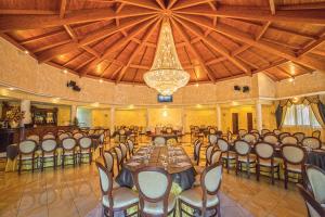 una grande sala banchetti con un lungo tavolo e sedie di Hotel Valeria a Simbario