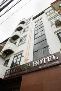 un hotel con un cartel en el lateral de un edificio en Thuy Anh Hotel, en Ninh Binh