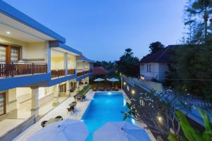 Bazén v ubytování Kubu Petitenget Suite Seminyak nebo v jeho okolí