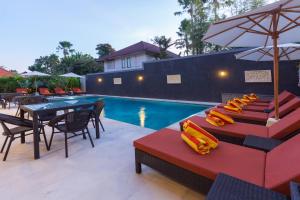 Bazén v ubytování Kubu Petitenget Suite Seminyak nebo v jeho okolí