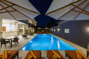 Bazén v ubytování Kubu Petitenget Suite Seminyak nebo v jeho okolí