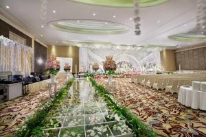 Restaurace v ubytování HARRIS Hotel & Convention Festival Citylink Bandung + 37 fotografií