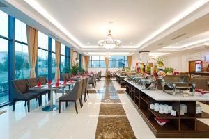 A restaurant or other place to eat at Muong Thanh Holiday Ly Son