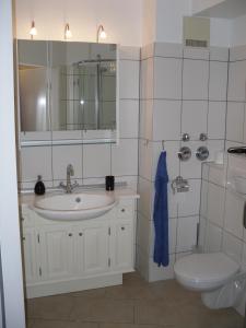 Apartment Sonnenschein في برونلاغ: حمام مع حوض ومرحاض