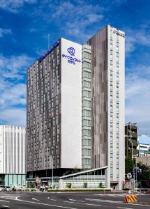 ein Gebäude mit einem Samsung-Schild auf der Seite in der Unterkunft Daiwa Roynet Hotel Nagoya Taiko dori Side in Nagoya