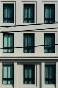 فندق طومسون ريزيدنس في بانكوك: مبنى نوافذه كثيرة
