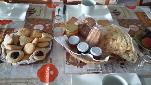 una mesa cubierta con una cesta de pan y bollería en Punteri, en Loculi
