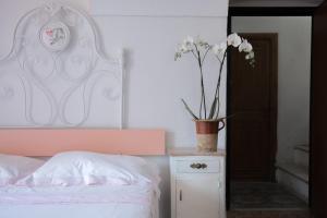 Кровать или кровати в номере DUSSAIGA - Camera Delle Rose