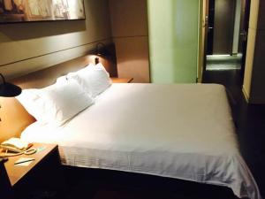 Un ou plusieurs lits dans un hébergement de l'établissement Jinjiang Inn Select Shanghai International Tourist Resort Chuansha Subway Station