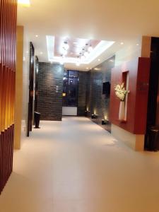 a hallway in a building with a hallway sidx sidx sidx at Jinjiang Inn Select Shanghai International Tourist Resort Chuansha Subway Station in Shanghai