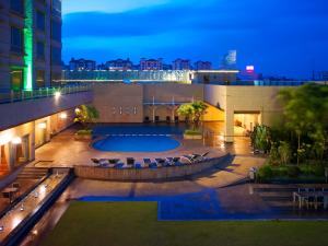 Cinese Hotel Dongguan Shijie tesisinde veya buraya yakın yüzme havuzu