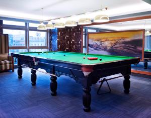 Cinese Hotel Dongguan Shijie tesisinde bir bilardo masası