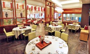 Cinese Hotel Dongguan Shijie tesisinde bir restoran veya yemek mekanı