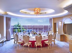 Cinese Hotel Dongguan Shijie tesisinde bir televizyon ve/veya eğlence merkezi