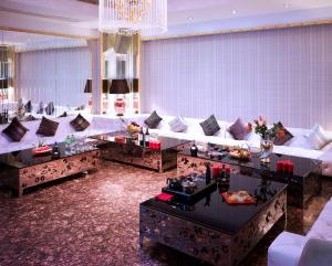 Cinese Hotel Dongguan Shijie tesisinde bir oturma alanı