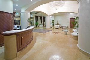 a living room with a large lobby with a bar at Hotel Marconi in Bentivoglio