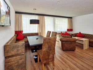 ein Wohnzimmer mit einem Sofa und einem Tisch in der Unterkunft A CASA Opal Appartements in Sölden