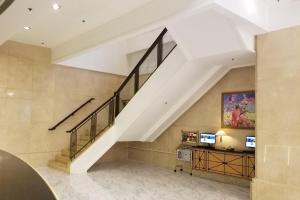TV in/ali zabaviščno središče v nastanitvi Ramada Hong Kong Grand View